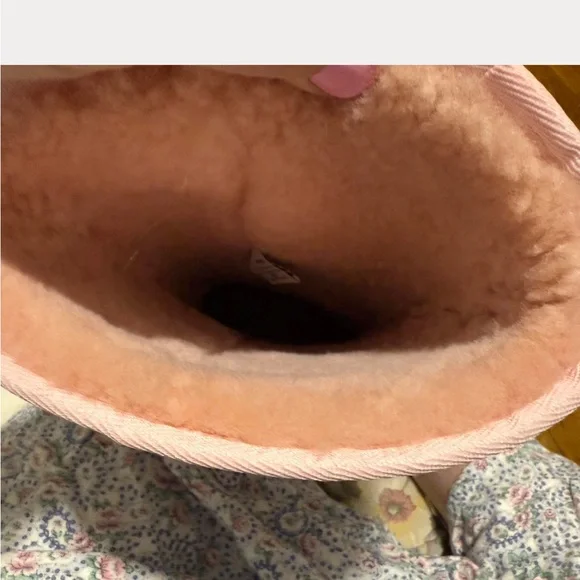 UGG pink boots near new  size 8w pink shearling lined 
UGG worn 1-2 times - Picture 4 of 8